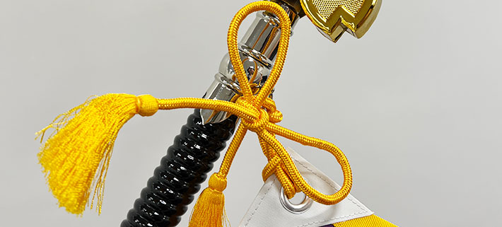 優勝旗と千段巻棒を紐でしっかりと蝶結びした画像