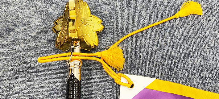 片方の紐を輪っか状にして、千段巻棒のリングへ通した画像