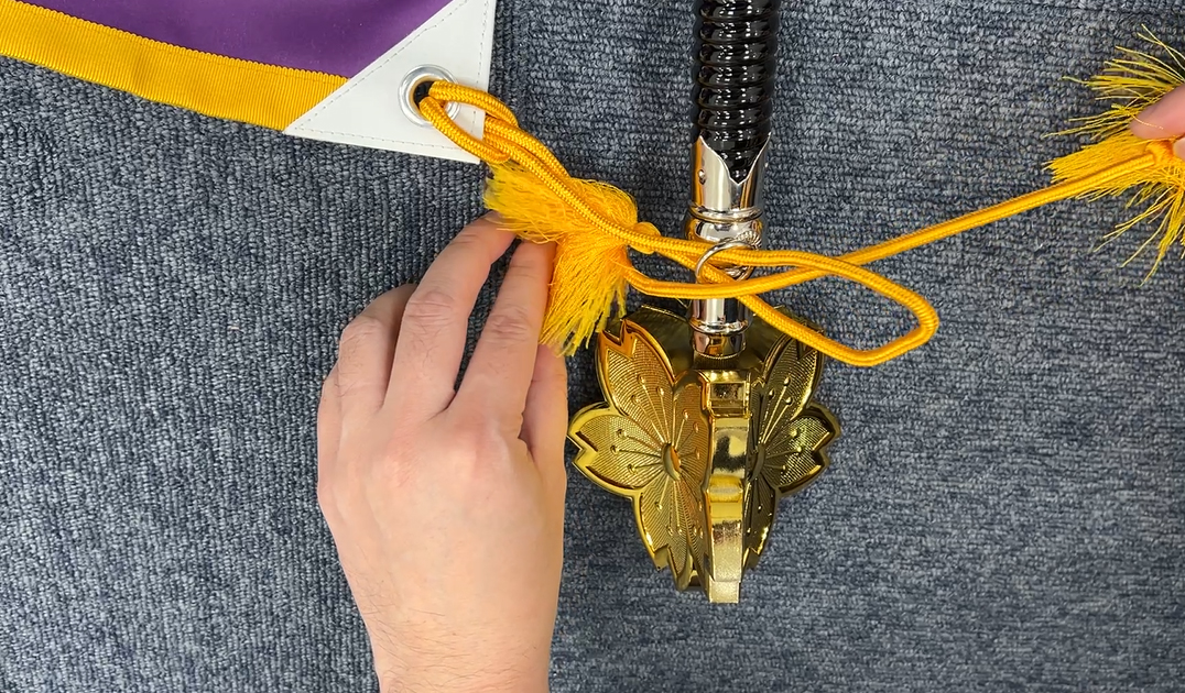 もう片方の紐を、作った輪っかに通している画像