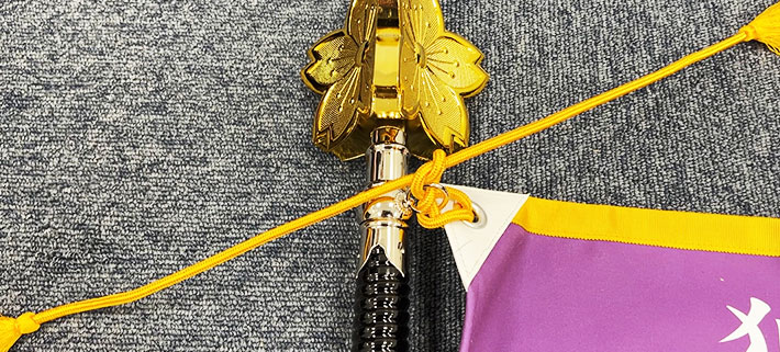 紐の両端を持って、しっかりギュッと引っ張った画像