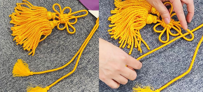 下側のハトメ部分の紐に飾り房（タッセル）と呼ばれる飾りを紐に通している画像