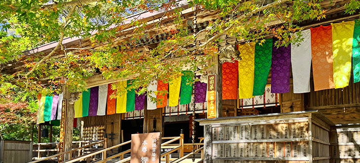 お寺の本堂の出入り口に掲げられている五色幕の画像
