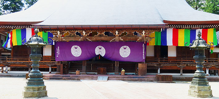 お寺の本堂の出入り口に掲げられている五色幕と神前幕の画像
