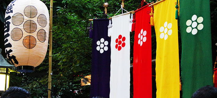 神社の境内に掲げられている五色旗・五色幡の画像