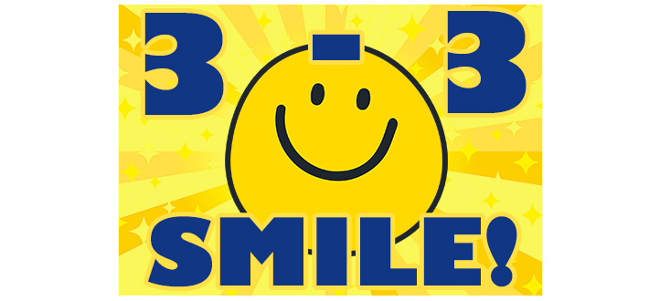 レモンイエローの少し明るめの黄色い生地の中心部分に、スマイルマークのイラストが配置され、その上に紺色の太い文字で「3-3 SMILE!」と名入れ印刷されているオリジナル応援旗のデザインイメージ画像